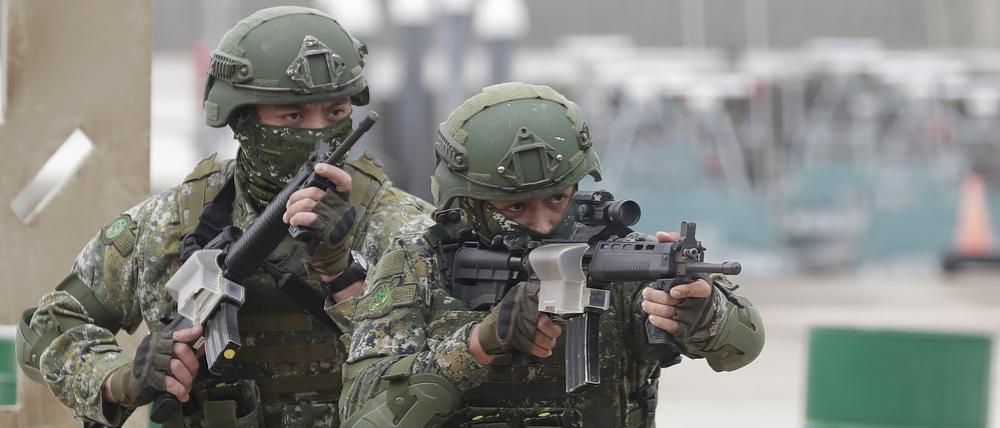Soldaten absolvieren eine Übung auf dem Militärstützpunkt Penghu