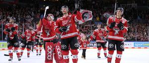 Die Kölner Spieler lassen sich nach dem Heimsieg am 2.1. gegen Düsseldorf feiern.