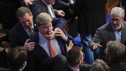 Abgeordneter Richard Hudson (l) zieht den Abgeordneten Mike Rogers zurück, während sie mit dem Abgeordnetem Matt Gaetz und anderen während der 14. Runde der Abstimmung für den neuen Vorsitzenden des US-Repräsentantenhauses sprechen.