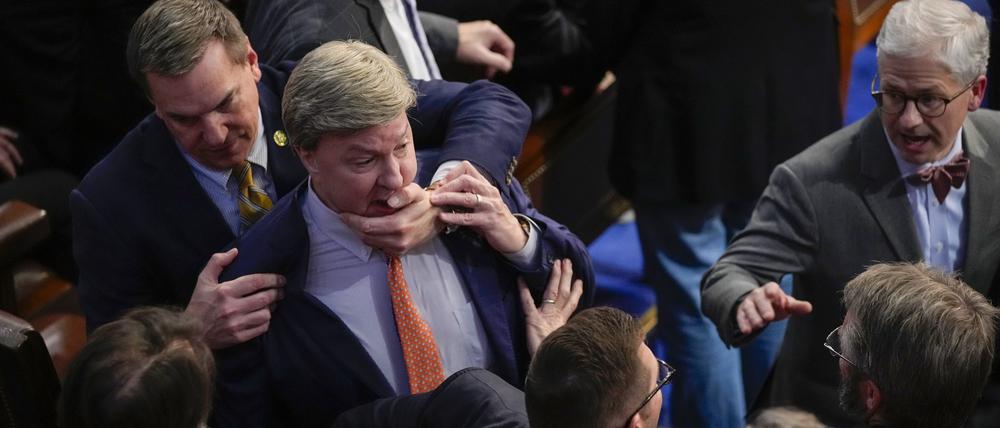 Abgeordneter Richard Hudson (l) zieht den Abgeordneten Mike Rogers zurück, während sie mit dem Abgeordnetem Matt Gaetz und anderen während der 14. Runde der Abstimmung für den neuen Vorsitzenden des US-Repräsentantenhauses sprechen.