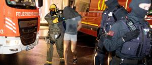 Ein Spezialeinsatzkommando hat in der Nacht zum Sonntag in Castrop-Rauxel die Wohnung eines 32-jährigen Iraners durchsucht und den Verdächtigen abgeführt.