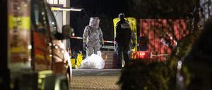 Auch Mitarbeiter des Robert-Koch-Instituts und ein Entschärfer-Kommando waren im Einsatz.
