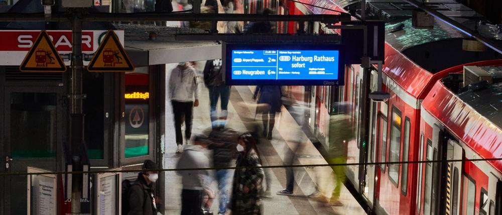 In Hamburg sollen Bahnreisende nach Lübeck erfahren, welche Waggons voll sind (Symbolbild).
