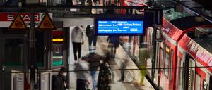 In Hamburg sollen Bahnreisende nach Lübeck erfahren, welche Waggons voll sind (Symbolbild).