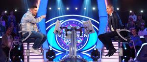 Wer Günther Jauch (rechts) bei „Wer wird Millionär?“ gegenübersitzt, muss bis zum Millionengewinn 15 Fragen richtig beantworten. 
