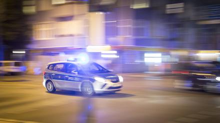 Ein Polizeiauto fährt durch die Stadt. 