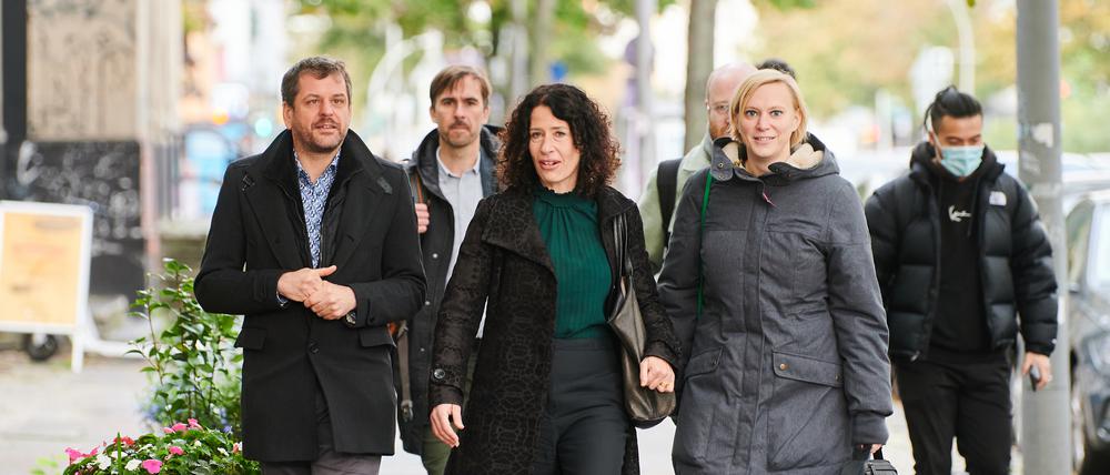 Bettina Jarasch (M), Spitzenkandidatin von Bündnis 90/Die Grünen in Berlin, Nina Stahr (r), Landesvorsitzende von Bündnis 90/Die Grünen in Berlin, und Werner Graf (l), Landesvorsitzender von Bündnis 90/Die Grünen Berlin.