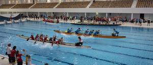 Vor und zurück. Die Drachenboote von je zwei Teams sind miteinander verbunden, wer stärker paddelt, kommt vorwärts und zieht das andere Boot automatisch zurück.