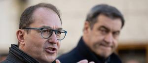 Markus Söder (r., CSU), Ministerpräsident von Bayern, und Alexander Dobrindt, CSU-Landesgruppenchef, geben 2023 ein Pressestatement.