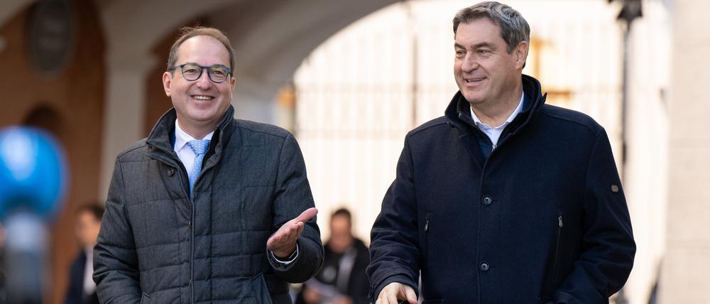 Söder und Dobrindt bei ihrem Auftritt in Seeon.