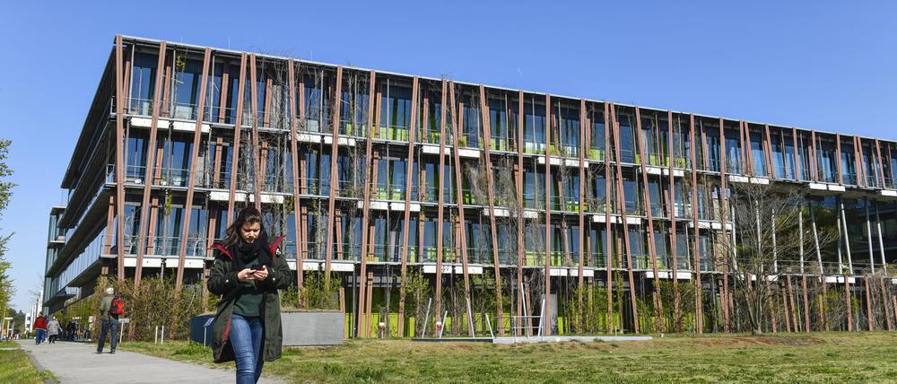 Das Institut für Physik der HU – mit bepflanzter Fassade.