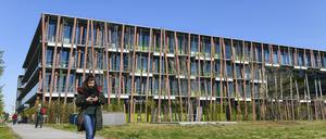 Das Institut für Physik der HU – mit bepflanzter Fassade.