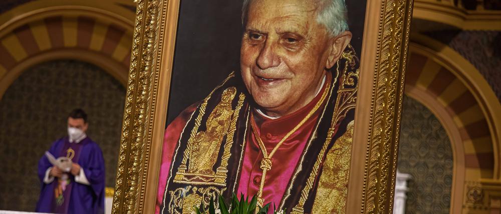 Ein Foto des verstorbenen Papst Benedikt XVI. während einer Messe in der Himmelfahrts-Kathedrale in Bangkok, Thailand.
