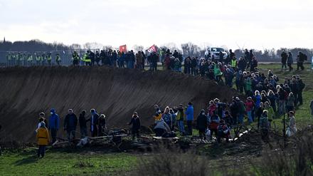 Klimaschutzaktivisten stehen am Rand des Tagebaus.