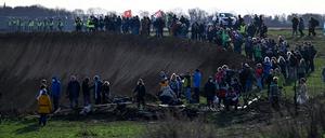 Klimaschutzaktivisten stehen am Rand des Tagebaus.