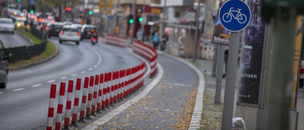 Neue geschützte Radwege auf dem Tempelhofer Damm.