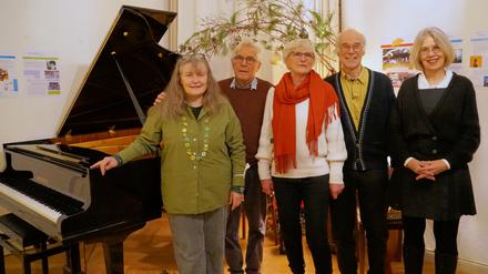 Jutta Kümmel (links) und andere Mitglieder des Berliner Kultursalons „Die Flaneure“ im Wohnzimmer der Vereinsgründerin. 