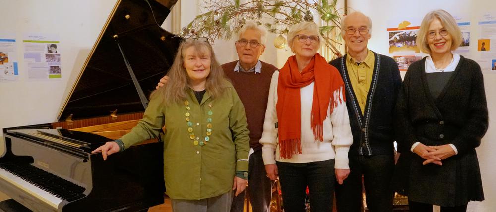 Jutta Kümmel (links) und andere Mitglieder des Berliner Kultursalons „Die Flaneure“ im Wohnzimmer der Vereinsgründerin.