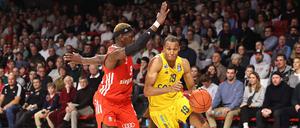 Louis Olinde (rechts) im Duell mit Isaac Bonga.