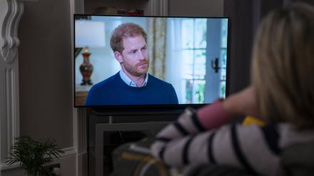 Das Interview mit Prinz Harry ist auf einem TV-Bildschirm zu sehen.