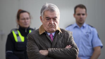 NRW-Innenminister Herbert Reul (CDU) besucht eine temporäre Container-Wache der Polizei. 