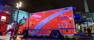 Ein Stroke-Einsatz-Mobil bei einem Notarzteinsatz auf dem Alexanderplatz in Berlin. (Symbolbild)