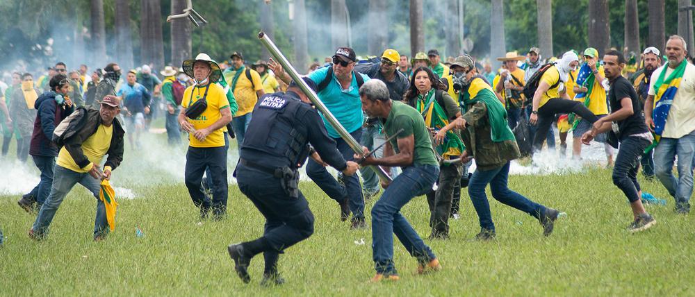 Keine spontane Aktion: Anhänger des ehemaligen brasilianischen Präsidenten Bolsonaro stürmten im Januar Regierungsgebäude in Brasilia.