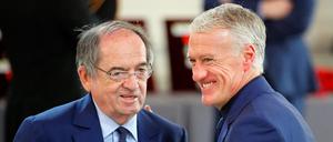 Noël Le Graët (l.) sprach sich jüngst für eine Vertragsverlängerung mit Nationaltrainer Didier Deschamps aus, über Zinédine Zidane äußerte er sich nun despiktierlich.