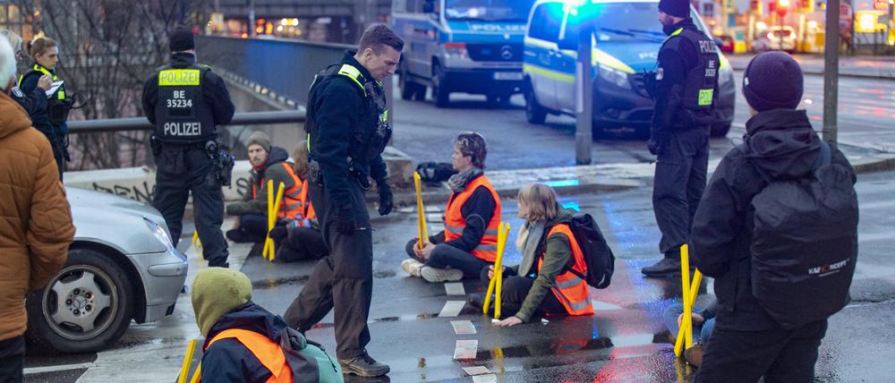 Aktivist:innen der Klimaschutzgruppe Letzte Generation blockieren die Abfahrt der A103 in Berlin-Schöneberg.