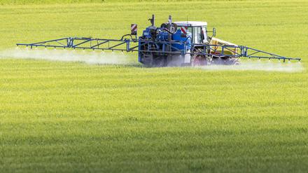 Ein Landwirt düngt sein Feld in Dornstadt in Baden-Württemberg (Symbolbild).