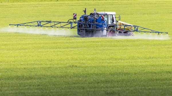 Ein Landwirt düngt sein Feld in Dornstadt in Baden-Württemberg (Symbolbild).