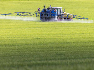 Ein Landwirt düngt sein Feld in Dornstadt in Baden-Württemberg (Symbolbild).