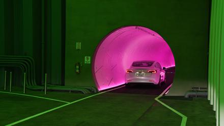 Die Wände bunt angestrahlt, im Hintergrund läuft die James-Bond-Titelmusik: Ein Tesla fährt durch den Loop in Las Vegas.