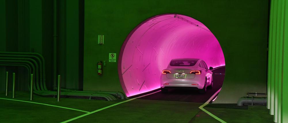 Die Wände bunt angestrahlt, im Hintergrund läuft die James-Bond-Titelmusik: Ein Tesla fährt durch den Loop in Las Vegas.