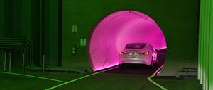 Die Wände bunt angestrahlt, im Hintergrund läuft die James-Bond-Titelmusik: Ein Tesla fährt durch den Loop in Las Vegas.