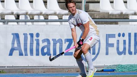 Mats Grambusch KTHC, 3, am Ball.