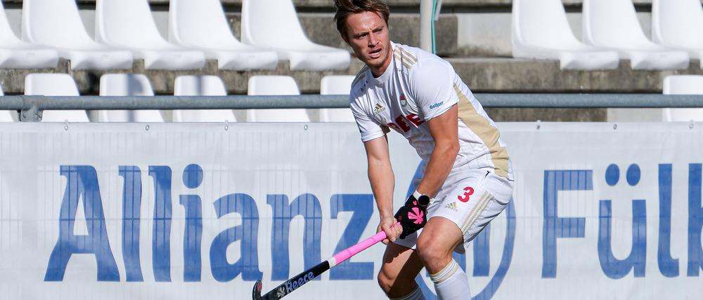 Mats Grambusch KTHC, 3, am Ball.