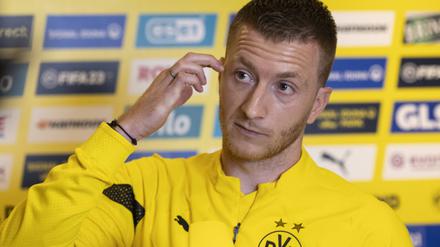 Marco Reus stellt sich in der Medienrunde in Marbella, Spanien, den Fragen der Journalisten.