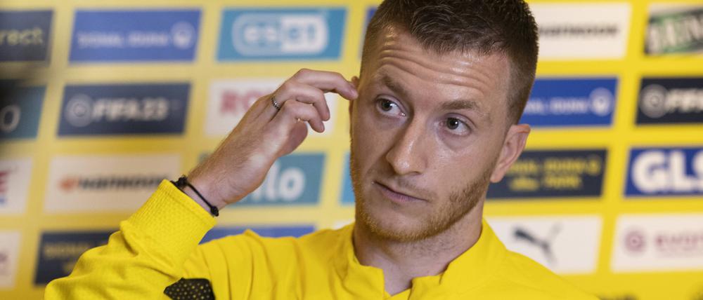 Marco Reus stellt sich in der Medienrunde in Marbella, Spanien, den Fragen der Journalisten.