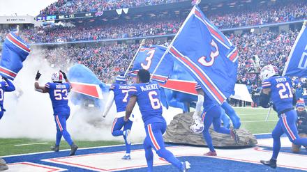 Die Nummer 3 war immer dabei. Der Einlauf der Bills-Spieler am Sonntag zum Spiel gegen New England.