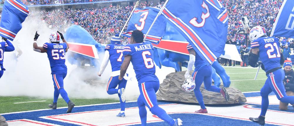 Die Nummer 3 war immer dabei. Der Einlauf der Bills-Spieler am Sonntag zum Spiel gegen New England.