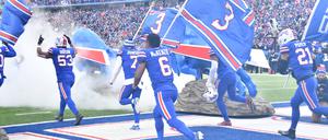 Die Nummer 3 war immer dabei. Der Einlauf der Bills-Spieler am Sonntag zum Spiel gegen New England.