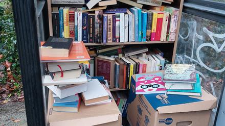 Die überfüllte Bücherbox am Obersee in Berlin-Lichtenberg. 