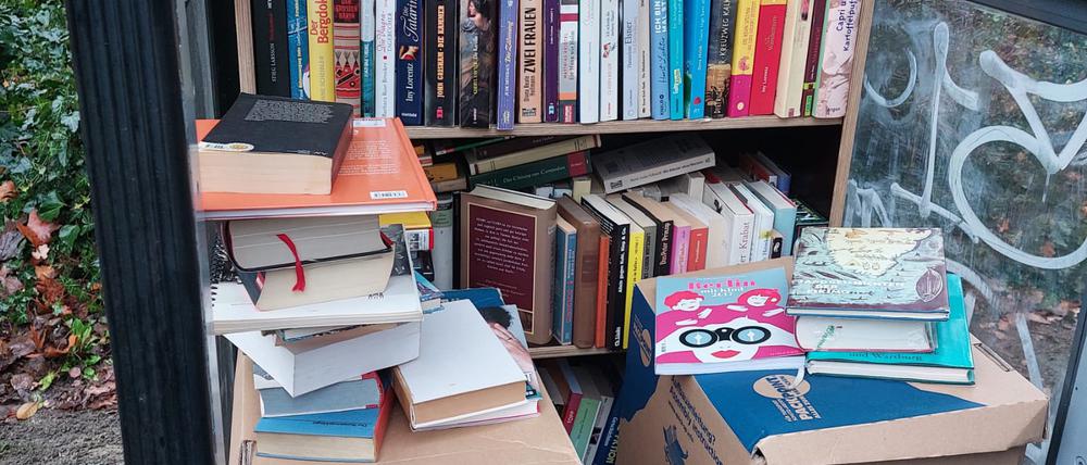 Die überfüllte Bücherbox am Obersee in Berlin-Lichtenberg. 