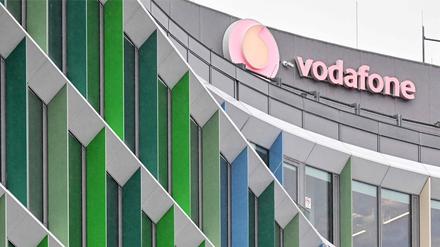 Das Vodafone Logo auf einem Gebäude in Budapest. 