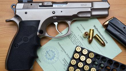 ILLUSTRATION - ARCHIV - Eine Kaliber 9 mm Pistole, Patronen und ein Magazin liegen am 04.03.2014 auf einer Waffenbesitzkarte in Frankfurt (Oder) (Brandenburg). Foto: Patrick Pleul/dpa (zu dpa-Umfrage vom 15.03.2014) +++(c) dpa - Bildfunk+++