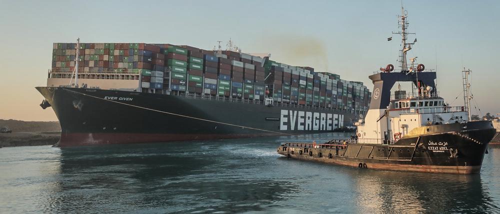ARCHIV: Schlepper arbeiten an der Freisetzung des auf Grund gelaufenen Containerschiffs «Ever Given» im Suezkanal.
