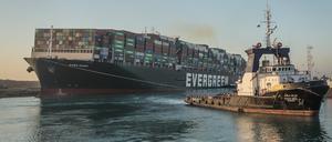ARCHIV: Schlepper arbeiten an der Freisetzung des auf Grund gelaufenen Containerschiffs «Ever Given» im Suezkanal.