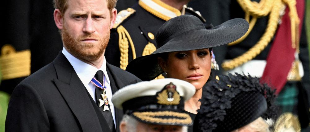 Harry und Meghan bei der Beerdigung von Elizabeth II., im Vordergrund Charles. 