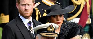 Harry und Meghan bei der Beerdigung von Elizabeth II., im Vordergrund Charles. 